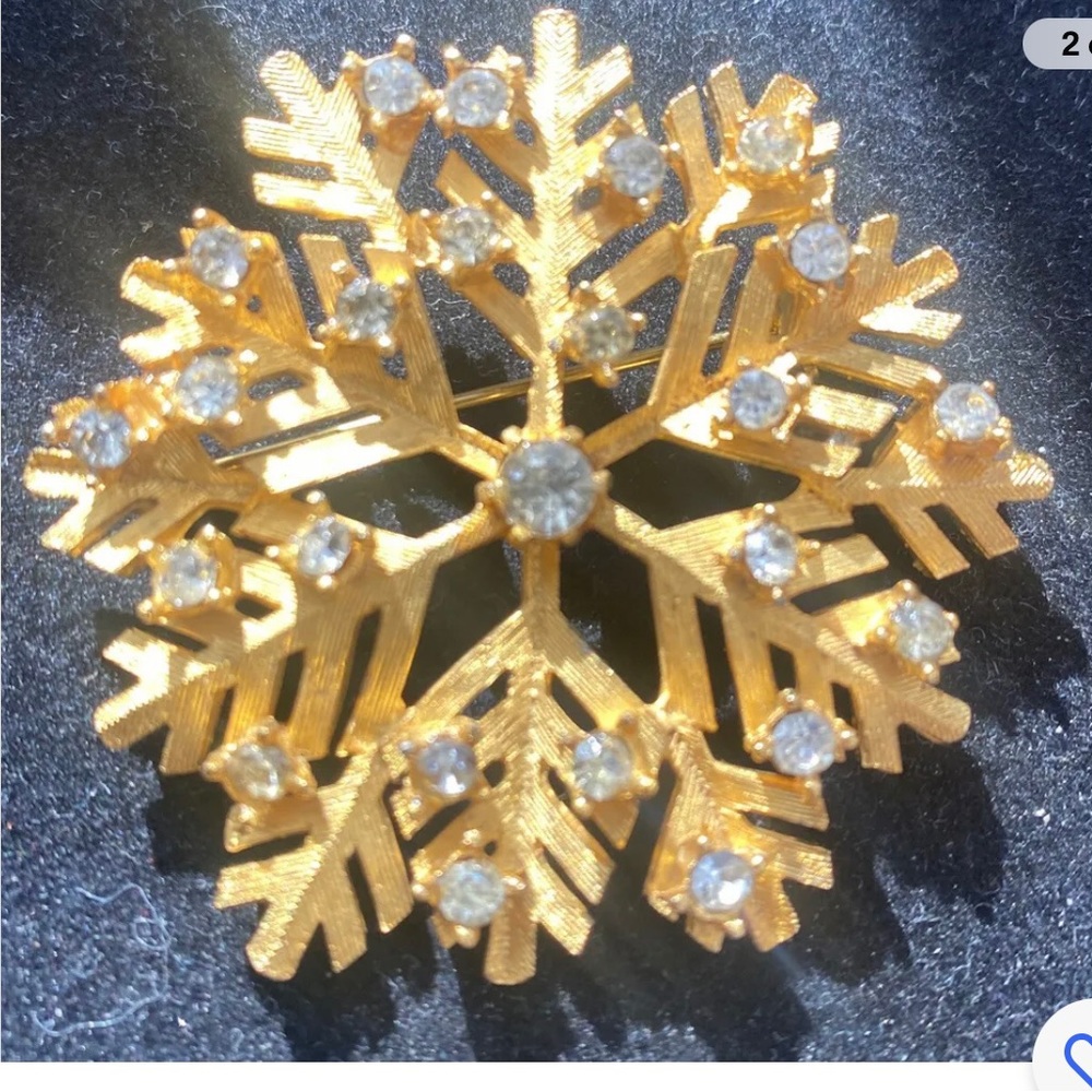 VINTAGE DODD’s SNOWFLAKE CHRISTMAS BROOCH RHINESTONE ON GOLDTONE